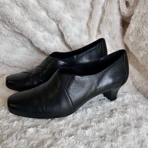 Aravon By New Balance Elizabeth Slip On Black Leather Heels Womens Size 8